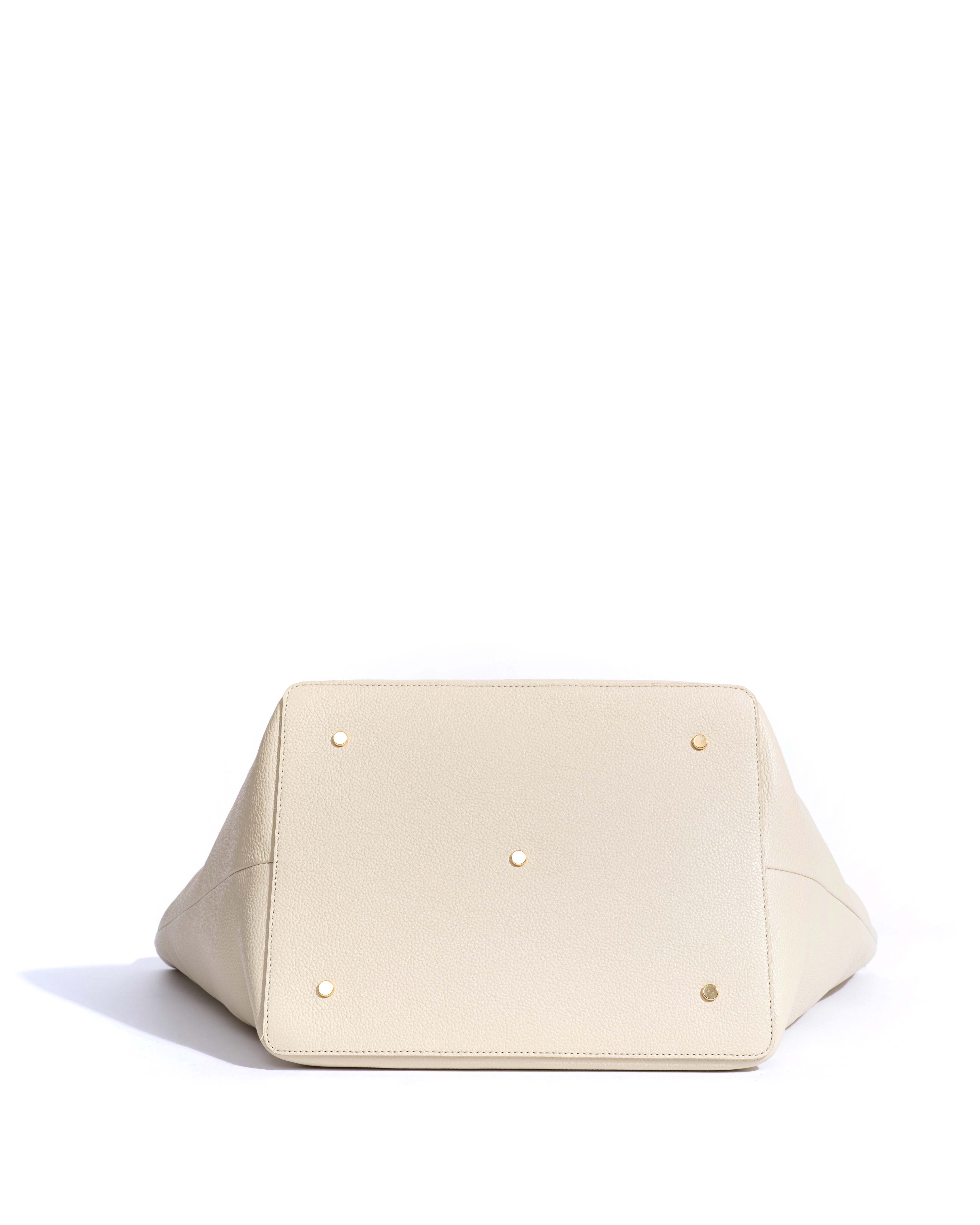 Arya everyday carryall Pebbled soft calf White sand