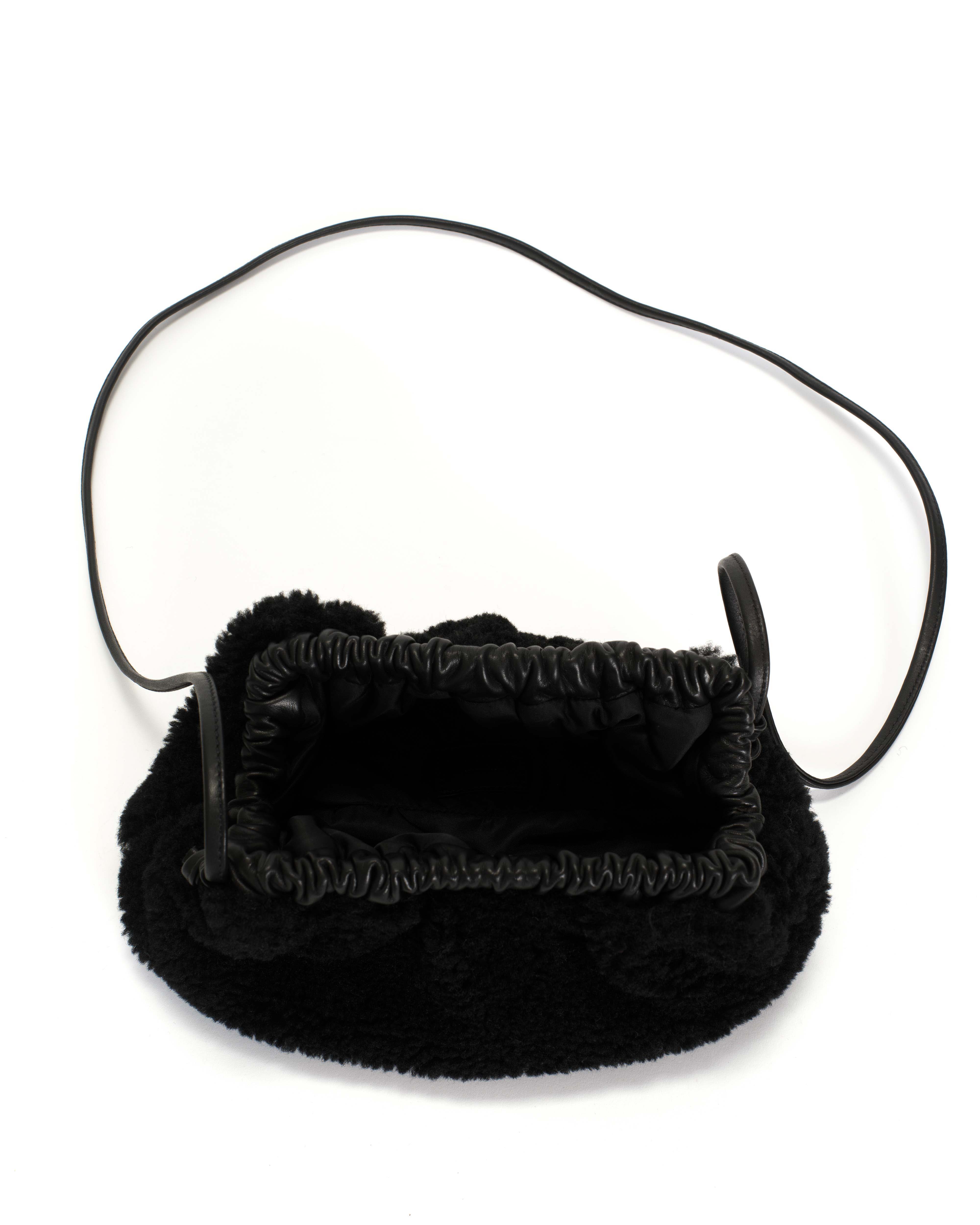 Hally petite cloud bag Lamb shearling & shiny lamb Black