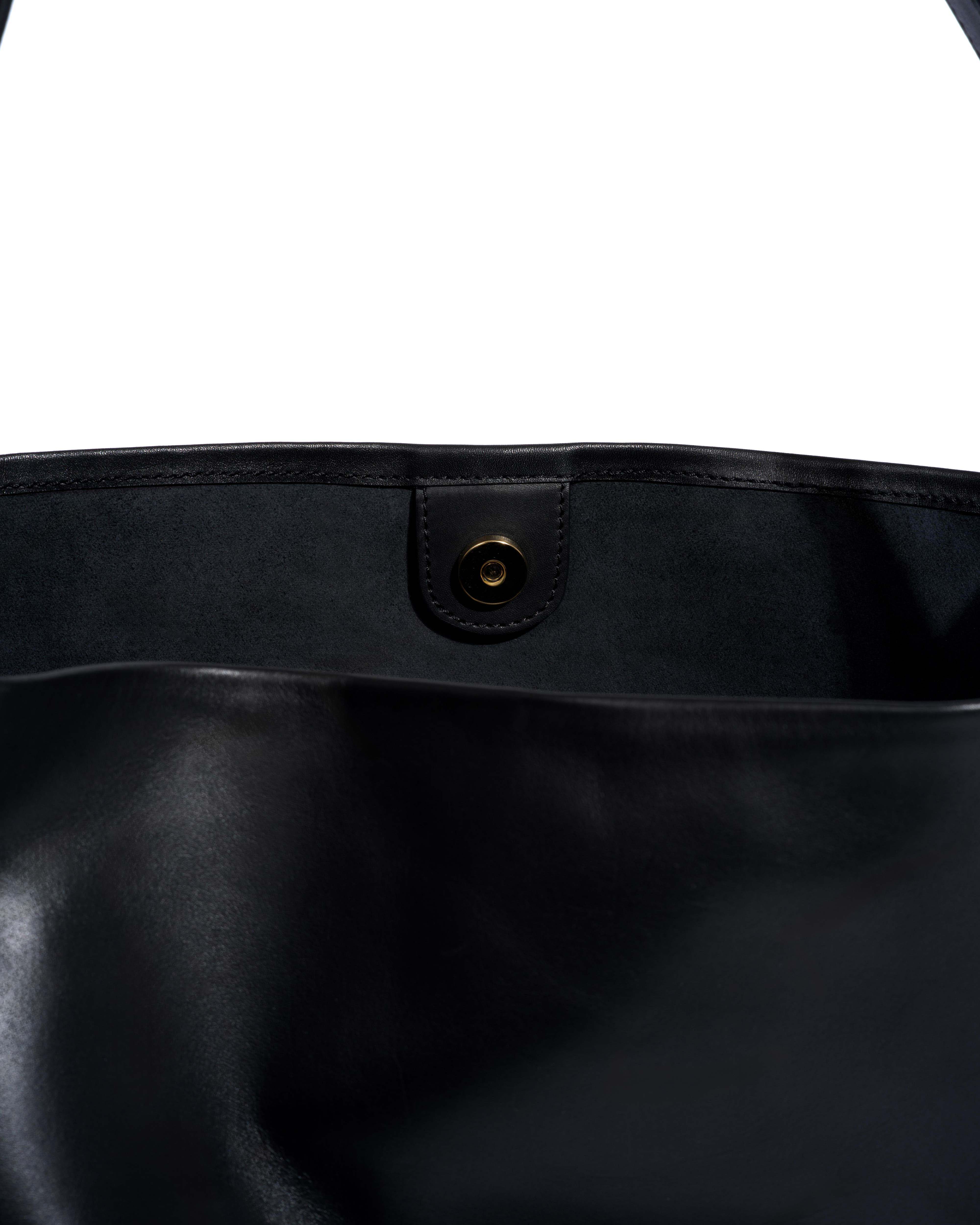 Versa slouchy everyday bag Soft calf Black