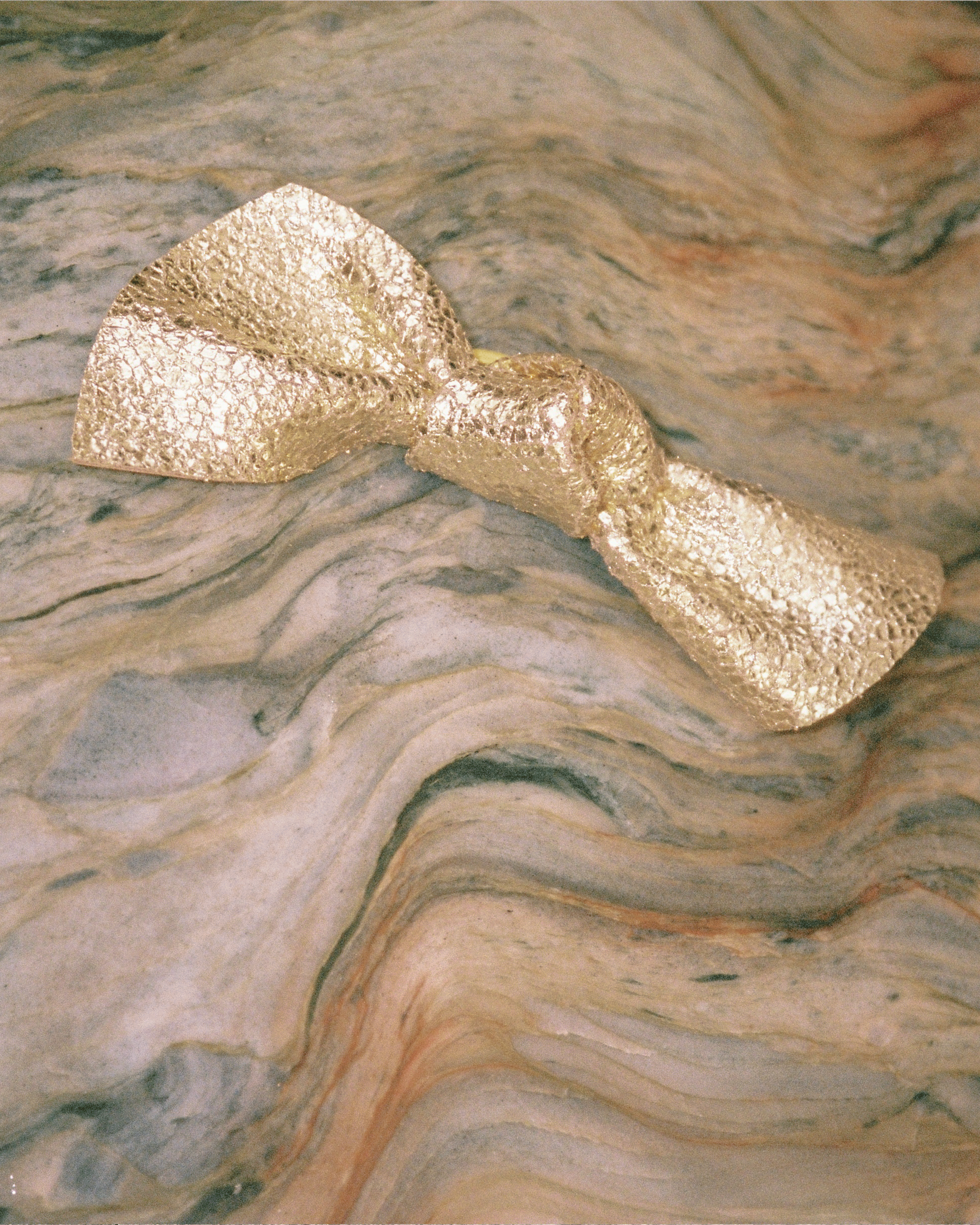 Linnie hair elastic grand bow Crackled metallic goat Gold