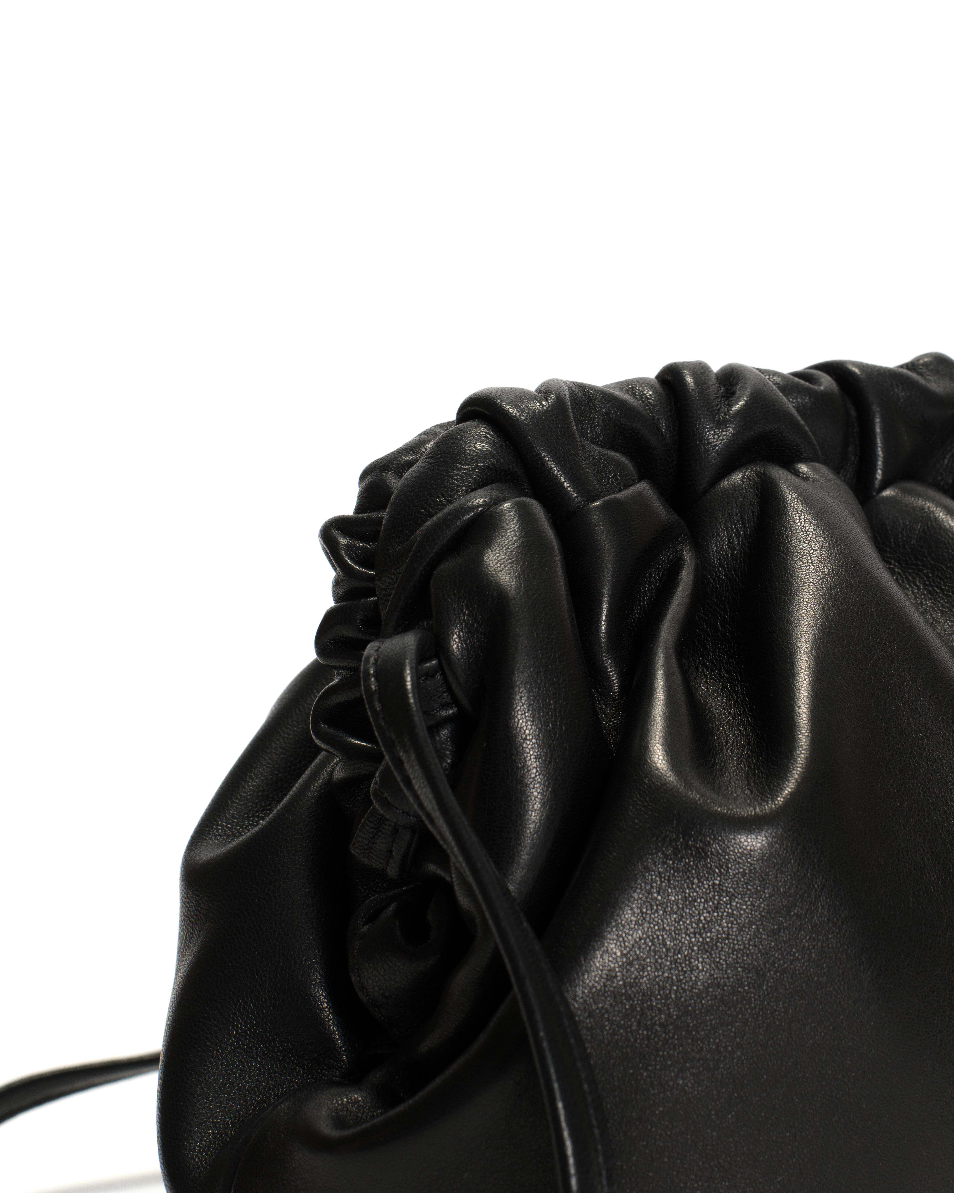 Hally grand cloud bag Shiny lamb Black
