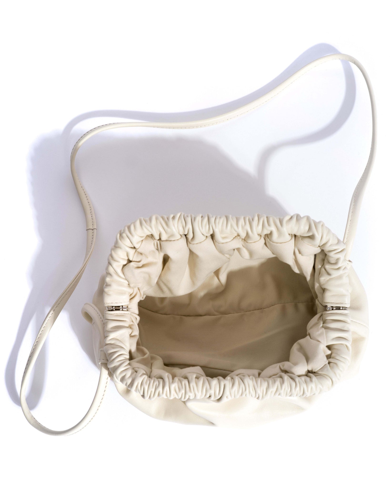 Hally petite cloud bag Shiny lamb White sand