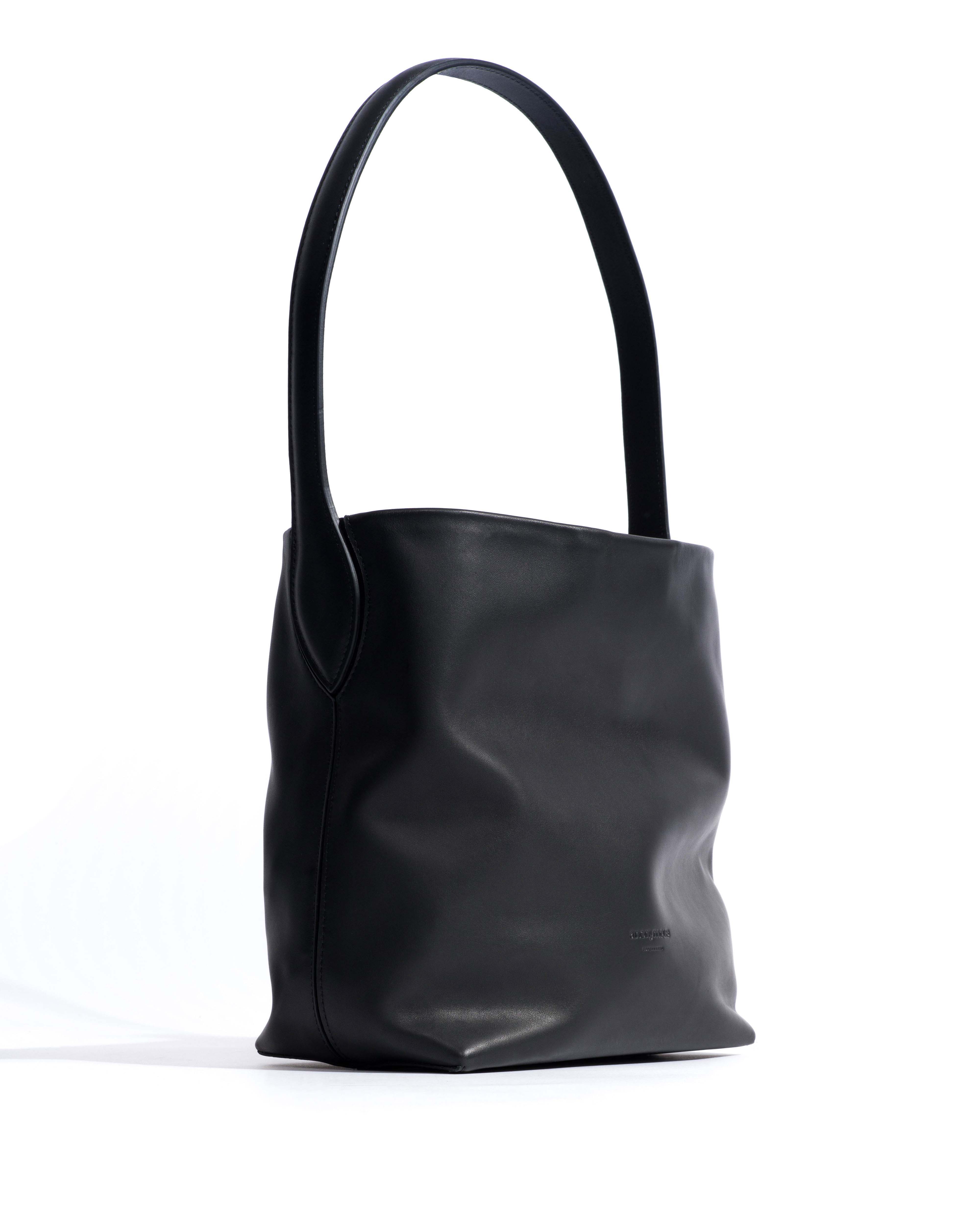 Versa slouchy petite bag Soft calf Black