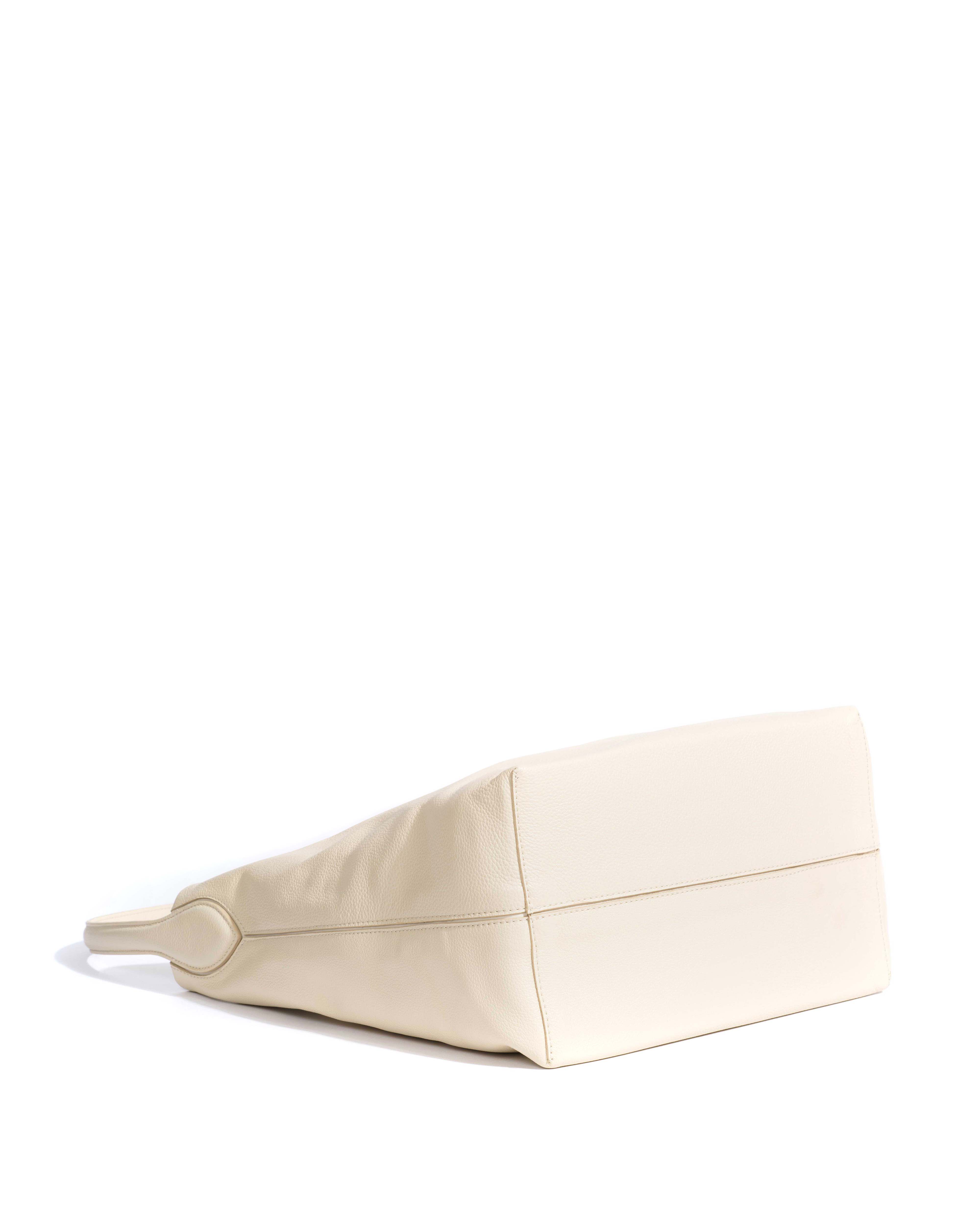 Versa slouchy everyday bag Pebbled soft calf White sand