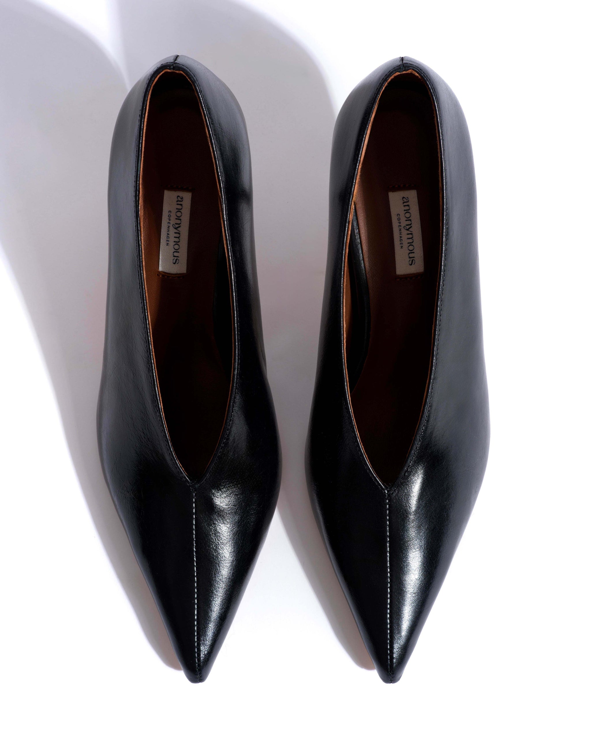 Phia 55 pin Crinkled polished goat Black