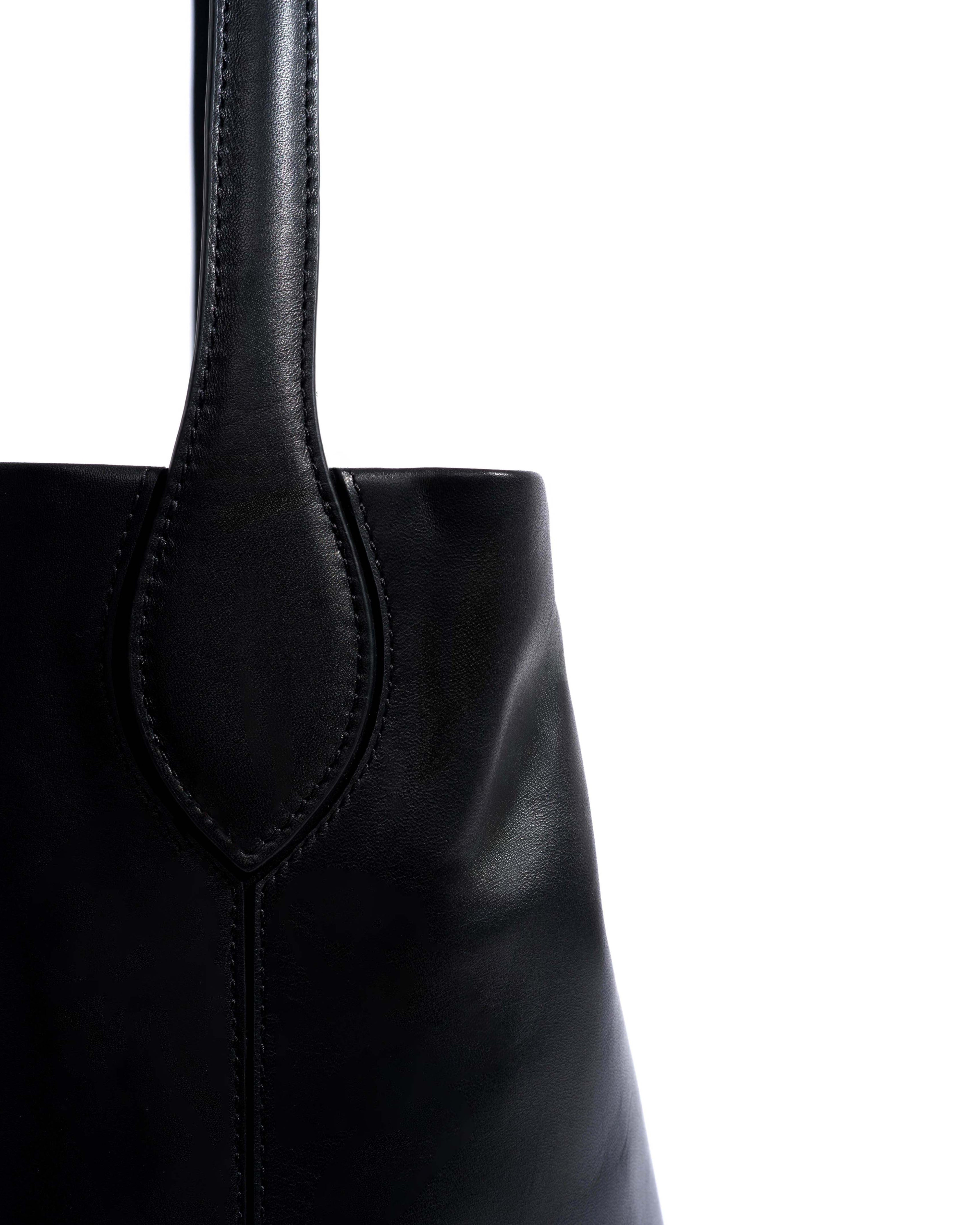 Versa slouchy everyday bag Soft calf Black